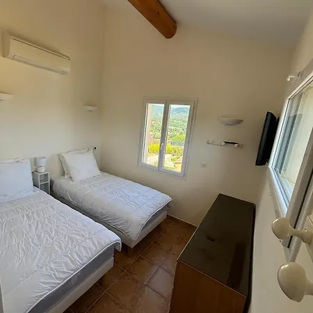 Cozy House With Beautiful Furnished Terrace Σπίτι διακοπών *