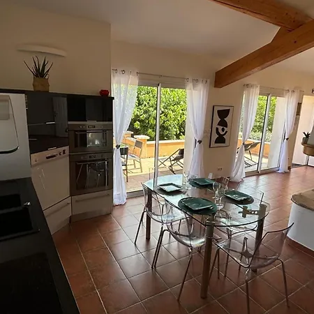 Cozy House With Beautiful Furnished Terrace Σπίτι διακοπών *